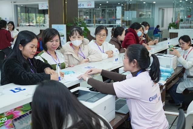 Trao tặng 2.010 suất tầm soát ung thư và xét nghiệm vi-rút HPV cho phụ nữ yếu thế