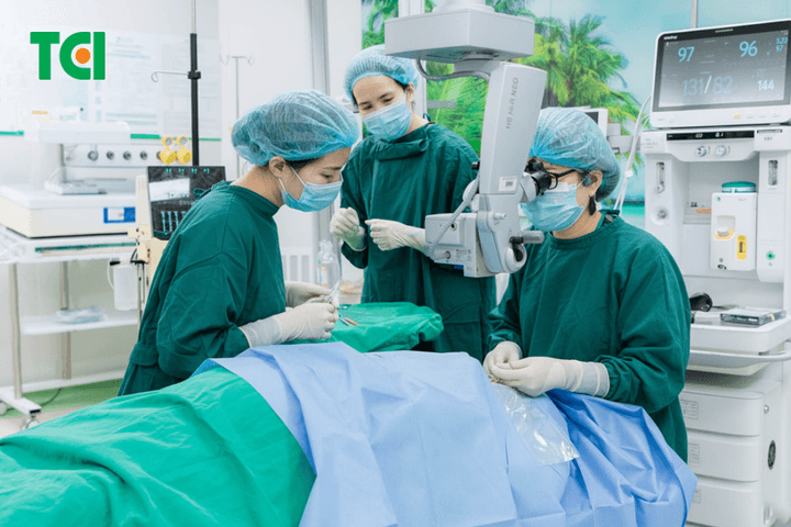 “Trẻ hóa” đục thủy tinh thể: Khi bệnh lý mắt không còn của riêng tuổi già