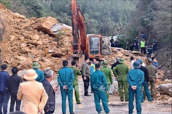 Vụ sạt lở đất đá trên Quốc lộ 6: Đã tìm thấy nạn nhân thứ ba