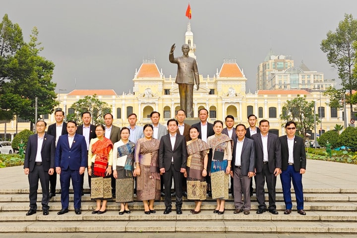 Đoàn lãnh đạo tỉnh Hủa Phăn, Lào tưởng niệm Chủ tịch Hồ Chí Minh