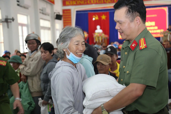 Công an TP Hà Nội xuyên đêm vận chuyển 70 tấn hàng cứu trợ đến Nhân dân vùng lũ Gia Lai