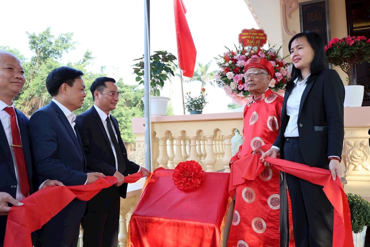 Xã Tam Hưng: Gắn biển công trình Nhà tưởng niệm Bác Hồ