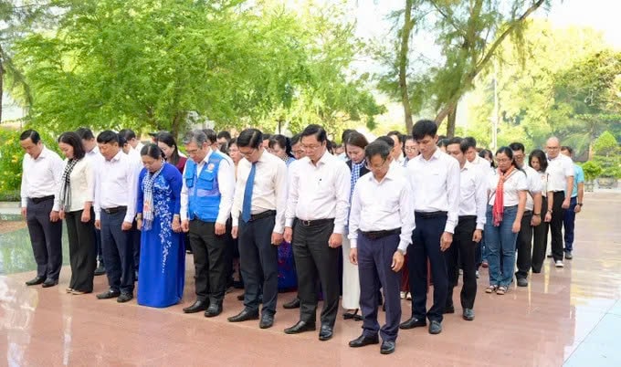 Đại biểu MTTQ các thành phố trực thuộc Trung ương dâng hoa, dâng hương tại đặc khu Côn Đảo