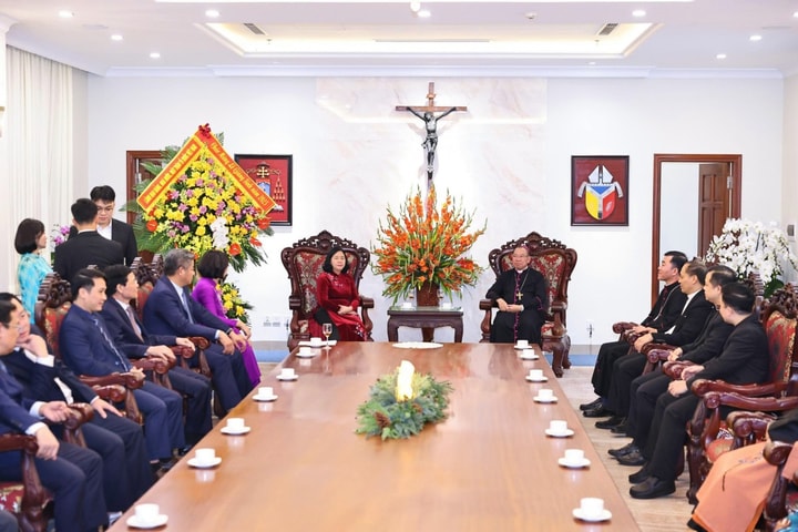Chủ tịch Bùi Thị Minh Hoài chúc mừng Giáng sinh Tổng Giáo phận Hà Nội và Ủy ban Đoàn kết Công giáo Việt Nam