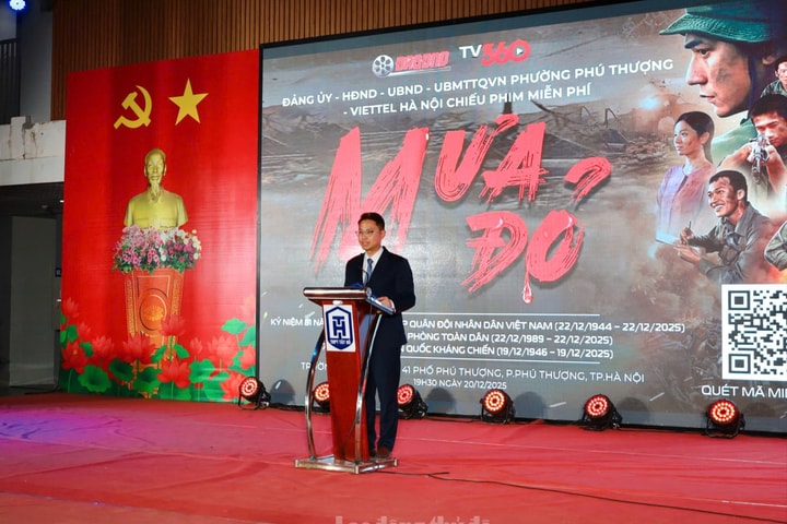 Hơn 2.000 người dân phường Phú Thượng dự công chiếu miễn phí phim “Mưa đỏ”