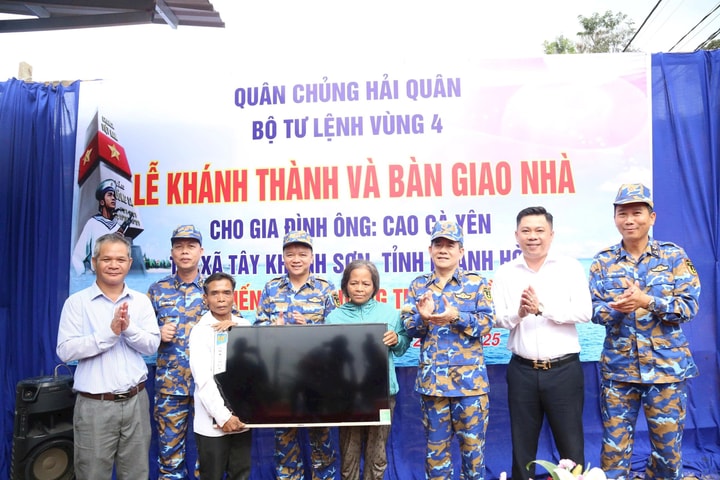 Vùng 4 Hải quân bàn giao căn nhà đầu tiên trong “Chiến dịch Quang Trung”