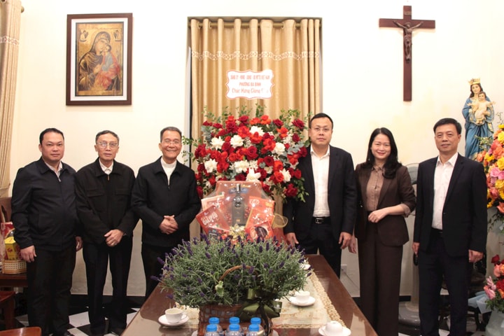 Lãnh đạo phường Ba Đình thăm, chúc mừng Giáo xứ Cửa Bắc