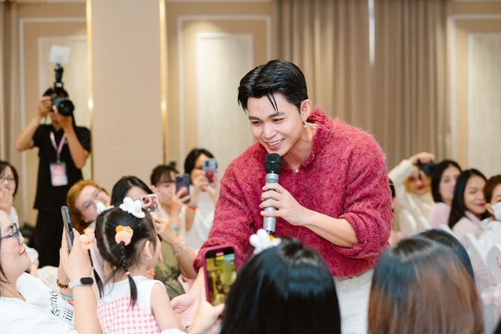 Trở về từ Y- Concert, Jun Phạm làm bánh, trang trí cây thông cùng fans, tiết lộ nhiều kế hoạch trong năm mới