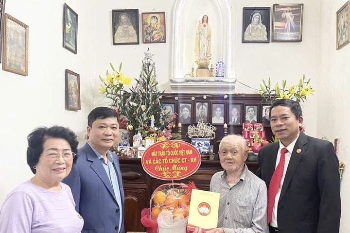 Ủy ban MTTQ Việt Nam phường Văn Miếu - Quốc Tử Giám thăm, tặng quà các gia đình Công giáo trên địa bàn dịp Noel