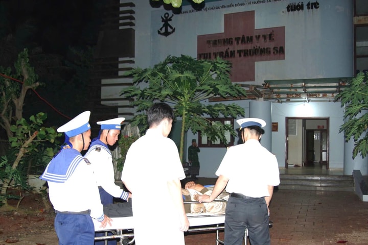 Bệnh xá đảo Trường Sa cấp cứu bệnh nhân viêm bàng quang