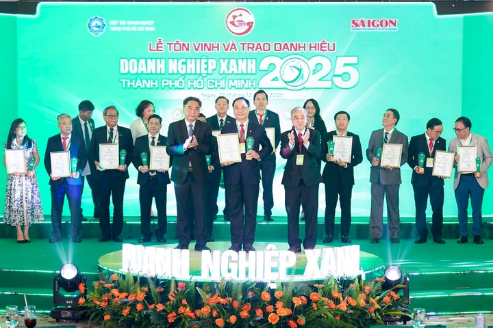 Được vinh danh Doanh nghiệp xanh thành phố Hồ Chí Minh năm 2025, EVNHCMC tiếp tục tăng tốc phát triển xanh và bền vững