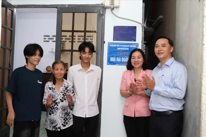 Hệ thống Mặt trận thành phố Hồ Chí Minh bàn giao 3 căn nhà Đại đoàn kết