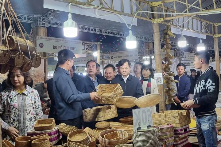 Khai mạc Hội chợ sản phẩm làng nghề và nông sản thực phẩm an toàn Hà Nội tại xã Sơn Đồng
