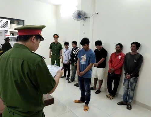 Khánh Hòa Khởi tố 7 đối tượng đào xác heo bệnh đi tiêu thụ