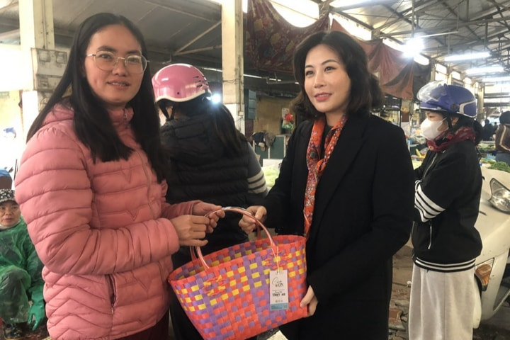 Thanh niên góp sức xây dựng chợ dân sinh giảm thiểu rác thải nhựa