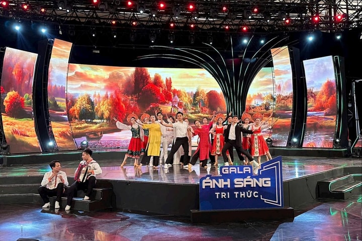 Gala “Ánh sáng tri thức 2025” tôn vinh đội ngũ nhà khoa học, văn nghệ sĩ Việt Nam