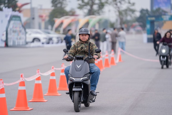Người dùng Hà Nội nói gì về xe máy điện VinFast sau vòng lái thử ở Vietnam Mobility Show 2025?