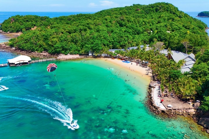 Nghỉ Tết Dương lịch 4 ngày, giá vé máy bay tăng vọt, nhiều chặng “cháy vé”