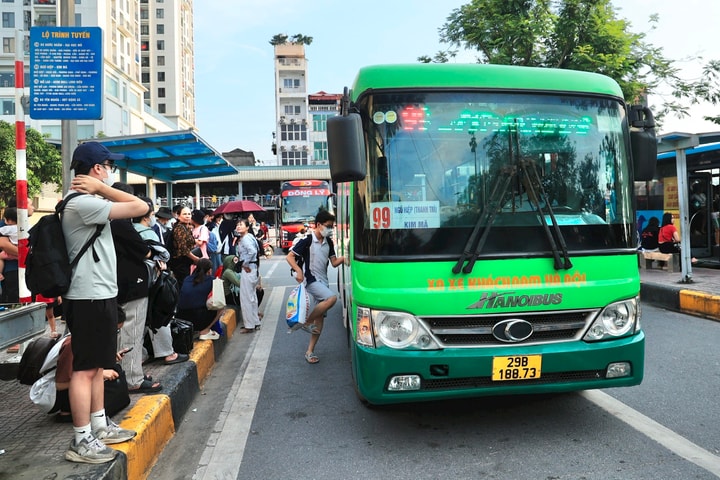 Xe buýt, tàu điện Hà Nội sẵn sàng phục vụ hành khách dịp nghỉ Tết Dương lịch 2026