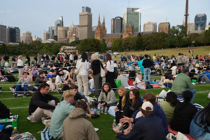 Màn bắn pháo hoa đêm Giao thừa ở Sydney (Australia) thu hút lượng lớn người xem