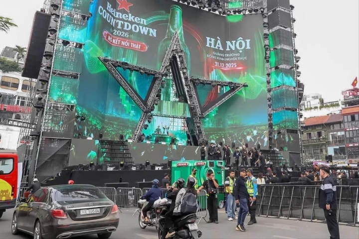 Hà Nội sẵn sàng đón năm mới, không khí rộn ràng khắp phố phường