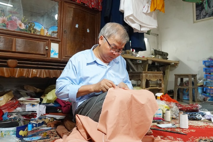 Nghệ nhân Đỗ Minh Tám Người dệt thời gian trên tà áo dài Việt