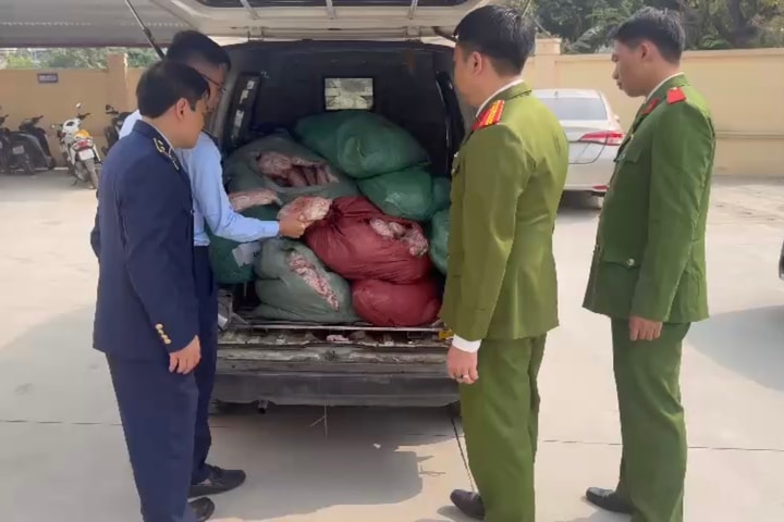 Hà Nội: Ngăn chặn vụ vận chuyển thực phẩm bẩn số lượng lớn ngay ngày đầu năm 2026