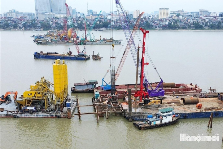 Nhộn nhịp công trường thi công cầu Trần Hưng Đạo hơn 16 nghìn tỷ đồng
