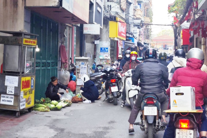 Sớm giải tỏa “chợ cóc” tại phố Pháo Đài Láng