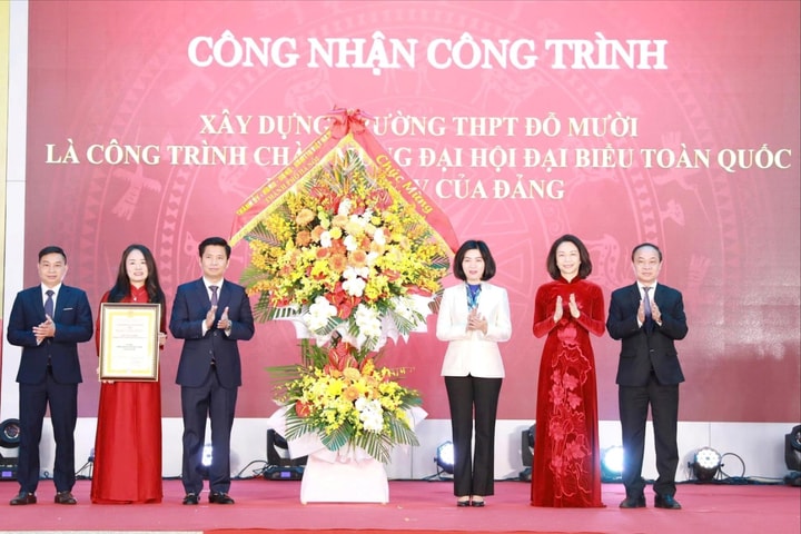 Hà Nội gắn biển Công trình chào mừng Đại hội XIV của Đảng