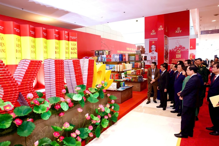 Trưng bày ảnh "Dưới cờ Đảng, đất nước tiến vào kỷ nguyên mới" chào mừng Đại hội XIV