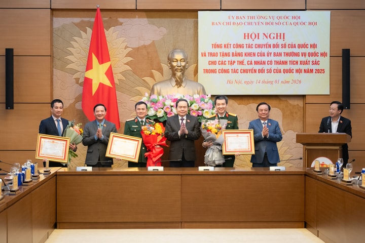 Chủ tịch Quốc hội Trần Thanh Mẫn trao Bằng khen cho các tập thể, cá nhân xuất sắc trong công tác chuyển đổi số