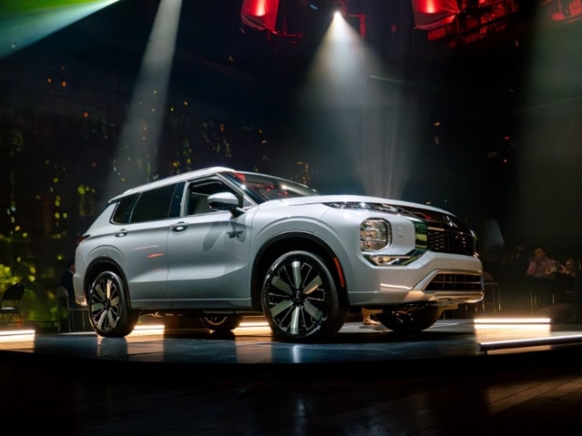 Mitsubishi Outlander PHEV 2026 trình làng: Cải tiến loạt trang bị, giá tăng nhẹ