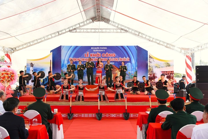 Sau Chiến dịch Quang Trung, bộ đội xây nhà sinh hoạt cộng đồng cho dân