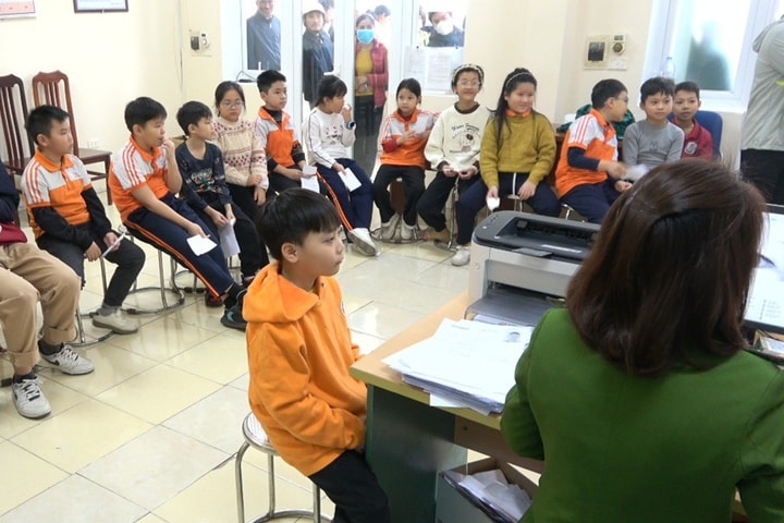 Công an xã Bát Tràng đẩy nhanh tiến độ cấp căn cước cho học sinh trên địa bàn