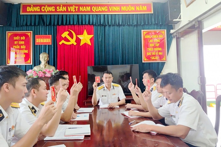 Những "cột mốc sống" trên biển Đông thi đua lập thành tích chào mừng Đại hội XIV của Đảng