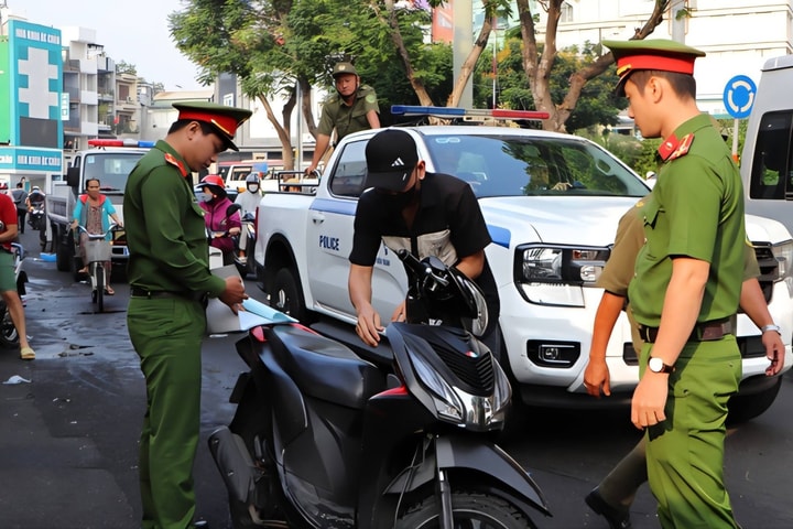 Công an cơ sở thành phố Hồ Chí Minh đồng loạt ra quân lập lại trật tự đô thị