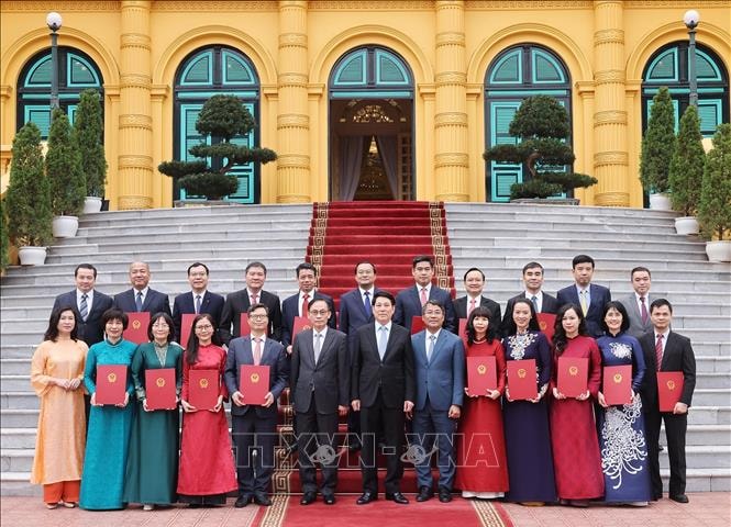 Chủ tịch nước Lương Cường trao quyết định bổ nhiệm Đại sứ Việt Nam tại nước ngoài