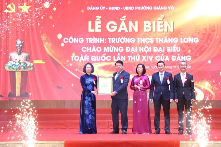 Gắn biển công trình trường học chào mừng Đại hội đại biểu toàn quốc lần thứ XIV của Đảng