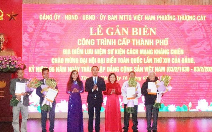 Phường Thượng Cát: Gắn biển 4 địa điểm lưu niệm cách mạng chào mừng Đại hội Đảng