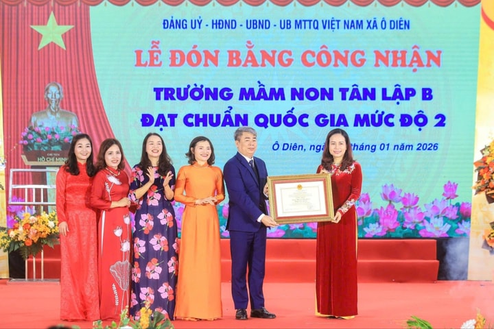 Trao Bằng công nhận đạt chuẩn quốc gia mức độ 2 cho Trường Mầm non Tân Lập B