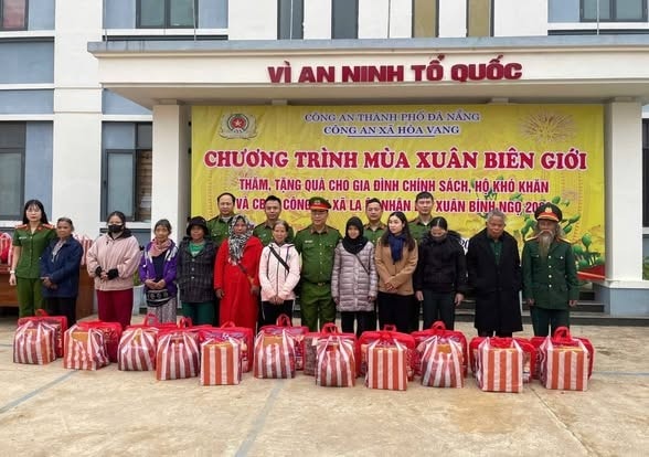 Mang Tết ấm đến với đồng bào vùng cao La Êê