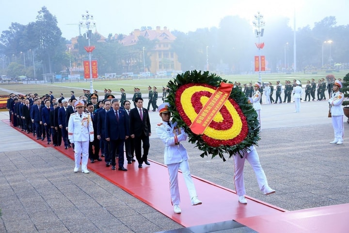 Các đại biểu dự Đại hội XIV của Đảng vào Lăng viếng Chủ tịch Hồ Chí Minh