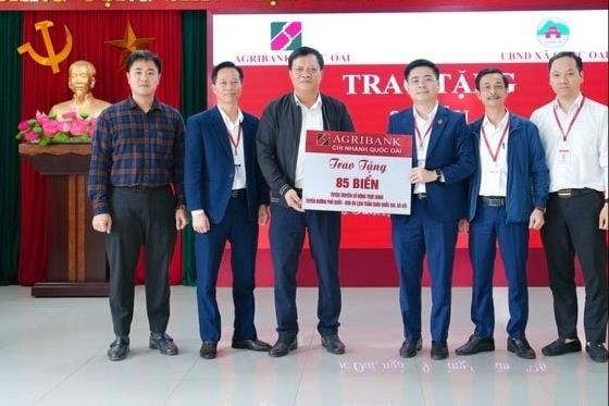 Agribank Quốc Oai trao 85 biển tuyên truyền về Đại hội Đảng