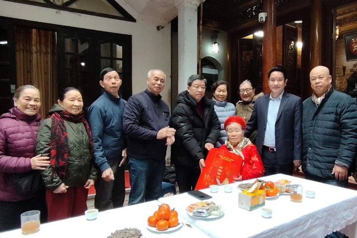 Lãnh đạo phường Thanh Xuân thăm, chúc Tết gia đình mẹ liệt sĩ