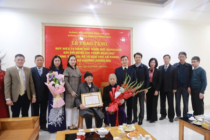 Phường Dương Nội trao Huy hiệu 75 năm tuổi Đảng tặng đảng viên lão thành