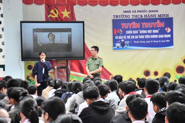 Không để học sinh “một mình” trên không gian mạng