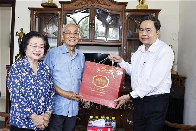 Chủ tịch Quốc hội Trần Thanh Mẫn thăm, tri ân các đồng chí nguyên lãnh đạo Đảng, Nhà nước