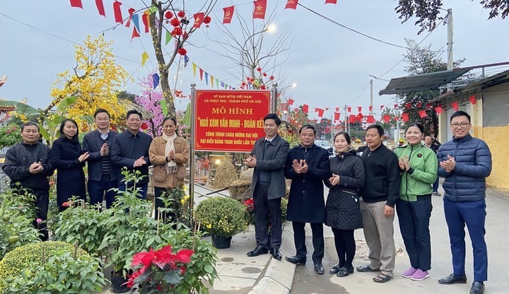 Gắn biển mô hình "Ngõ xóm văn minh - Đoàn kết" chào mừng Đại hội XIV của Đảng