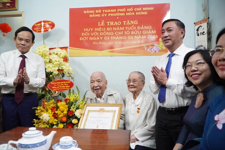 Bí thư Thành ủy TP Hồ Chí Minh trao Huy hiệu 80 năm tuổi Đảng tới đảng viên lão thành